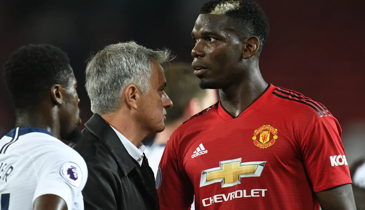 Pelatih Manchester United, Jose Mourinho bersalaman dengan gelandang Paul Pogba usai pertandingan melawan Tottenham Hotspur pada lanjutan Liga Inggris di Old Trafford, (27/8). MU kalah telak atas tottenham 3-0. (AFP Photo/Oli Scarff)