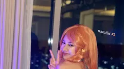 Anya Geraldine juga pernah tampil curi perhatian karena bikin cosplay Nami. Nami era setelah time skip terlihat seksi penampilannya. Gaya Anya Geraldine ini bikin warganet memuji penampilannya cosplay Nami. (Liputan6.com/IG/anyageraldine)