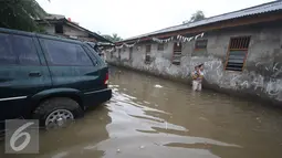 Sebuah kendaraan terendam banjir di kawasan Pasar Minggu, Jakarta, Selasa (4/10). Banjir yang berasal dari luapan Kali Anur tersebut mengganggu aktivitas warga. (Liputan6.com/Immanuel Antonius)