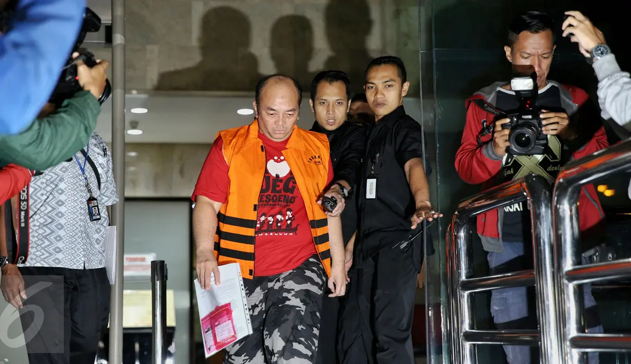 Kasubdit Kasasi dan Perdata Khusus MA, Andri Tristianto Sutrisna (ATS) keluar dari Gedung KPK, Jakarta, Minggu (14/2/2016). Andri ditetapkan tersangka terkait kasus dugaan suap permintaan penundaan kasasi sebuah perkara di MA. (Liputan6.com/Faizal Fanani)