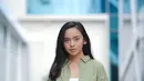 Tampil dengan busana berwarna putih serta rok motif, penampilan Lyodra Ginting satu ini terlihat simple. Ia juga membuat sebuah kemeja polos berwarna hijau sebagai outer. Gaya casual Lyodra satu ini bisa dijadikan inspirasi saat hangout. (Liputan6.com/IG/@lyodraofficial)