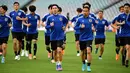 Para pemain Jepang melakukan pemanasan saat mengikuti sesi latihan di Stadium Australia di Sydney (23/3/2022). Jepang akan bertanding melawan Australia pada kualifikasi Grup B Piala Dunia Qatar 2022 zona Asia pada Kamis (24/3/2022) di Stadion Australia. (AFP/Saeed Khan)