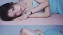 Sebuah foto terbaru yang dikolasekan menjadi dua bagian memperlihatkan gaya elegan Jisoo dalam balutan dress satin berwarna biru muda. [Foto: Instagram/sooyaaa__]