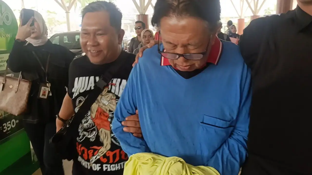 Buronan Kejati Riau Nader Taher digiring ke mobil tahanan setelah 19 tahun kabur.