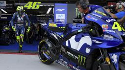 Pebalap Movistar Yamaha, Valentino Rossi, bersiap mengikuti sesi latihan MotoGP Aragon di Sirkuit Aragon, Spanyol, Sabtu (21/9/2018). Pada sesi latihan ini, pria Italia itu hanya menduduki posisi kesembilan. (AFP/Jose Jordan)