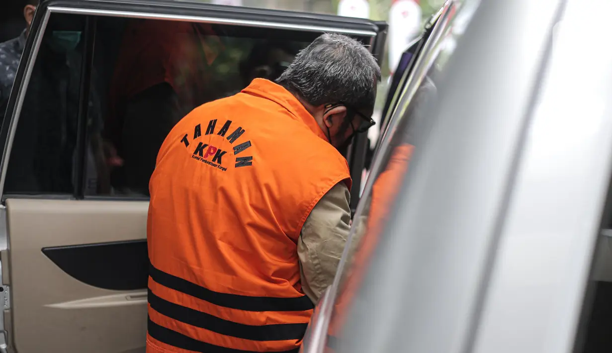 Wakil Ketua DPRD Jawa Timur, Sahat Tua Simanjuntak  memasuki mobil tahanan usai menjalani pemeriksaan di Gedung Merah Putih KPK, Jakarta, Rabu (11/1/2023). Sahat Tua Simanjuntak diperiksa sebagai tersangka terkait dugaan tindak pidana korupsi suap pengurusan alokasi dana hibah bersumber dari APBD Jawa Timur. (Liputan6.com/Faizal Fanani)