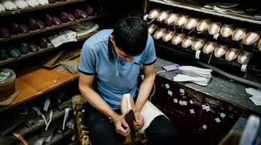 Pekerja menyelesaikan pembuatan sepatu pointe di bengkel perusahaan Grishko, Moskow, Rusia, 25 Februari 2020. Grishko yang lahir dalam kekacauan runtuhnya Uni Soviet sekarang menjadi salah satu pembuat sepatu balet top dunia. (Dimitar DILKOFF/AFP)