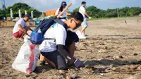 Peringati Hari Bumi, Jaga Lingkungan dengan Bersih-Bersih Pantai