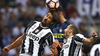 Duel antara pemain Inter Milan dan Juventus dalam laga pekan keempat Serie A di Stadion Giuseppe Meazza, Minggu (18/9/2016) malam WIB. (AFP/Marco Bertorello)