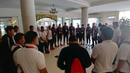 Mengintip persiapan skuat Persija Jakarta sebelum berangkat ke stadion saat masih berada di Hotel Saigon Kimlien, Vietnam, Selasa (6/3/2018). Persija melakoni laga Piala AFC melawan Song Lam Nghe An. (Bola.com/Reza Khomaini)