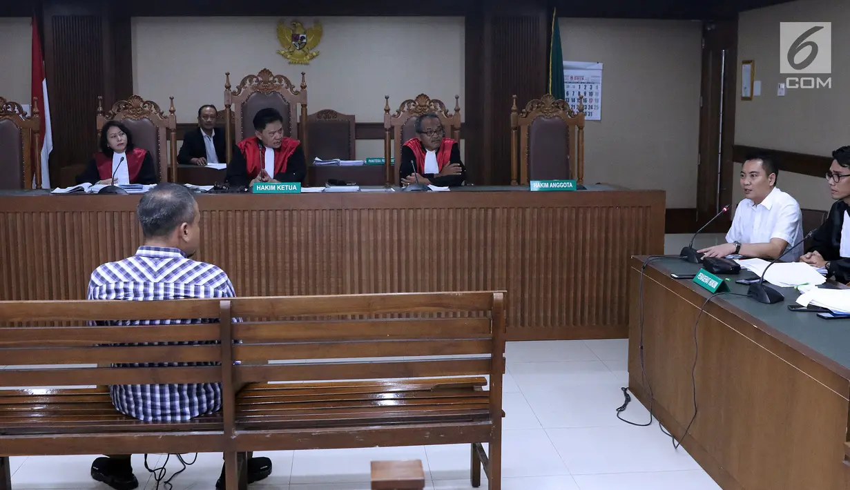 Terdakwa dugaan suap proyek Bakamla, Fayakhun Andriadi (kedua kanan) saat menjalani sidang lanjutan di Pengadilan Tipikor, Jakarta, Rabu (19/9). Sidang mendengar keterangan saksi Irvanto Hendra Pambudi, (Liputan6.com/Helmi Fithriansyah)