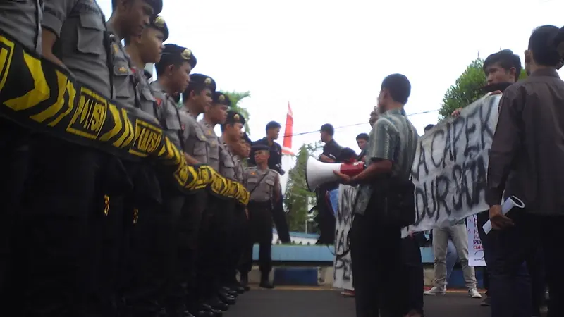  Mahasiswa Demo Pelantikan 45 Anggota DPRD Bengkulu