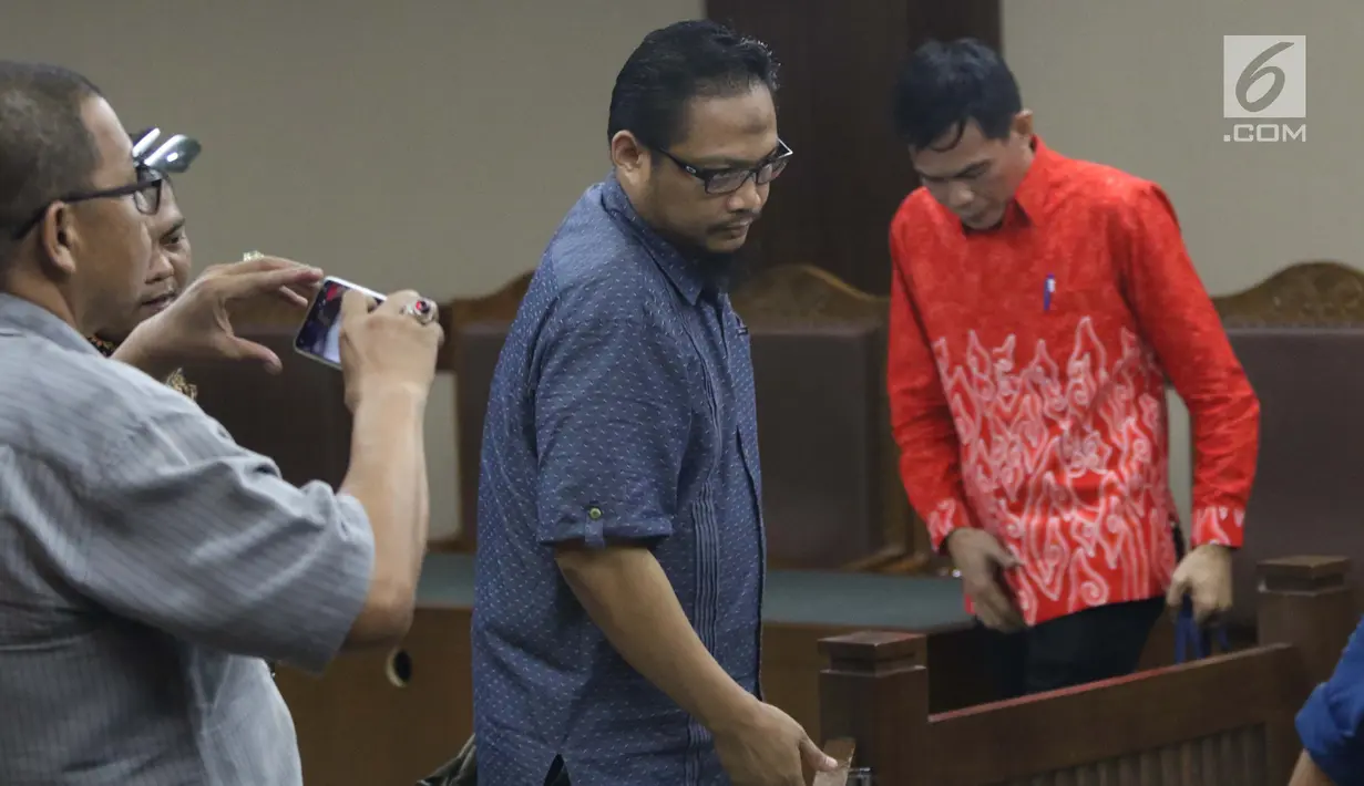 Terdakwa kasus suap yang juga Panitera Pengadilan Negeri Medan, Helpandi usai menjalani sidang pembacaan putusan di Pengadilan Tipikor, Jakarta, Kamis (4/4). Helpandi terbukti menerima uang SGD 280 ribu dari pengusaha Tamin Sukardi. (Liputan6.com/Helmi Fithriansyah)