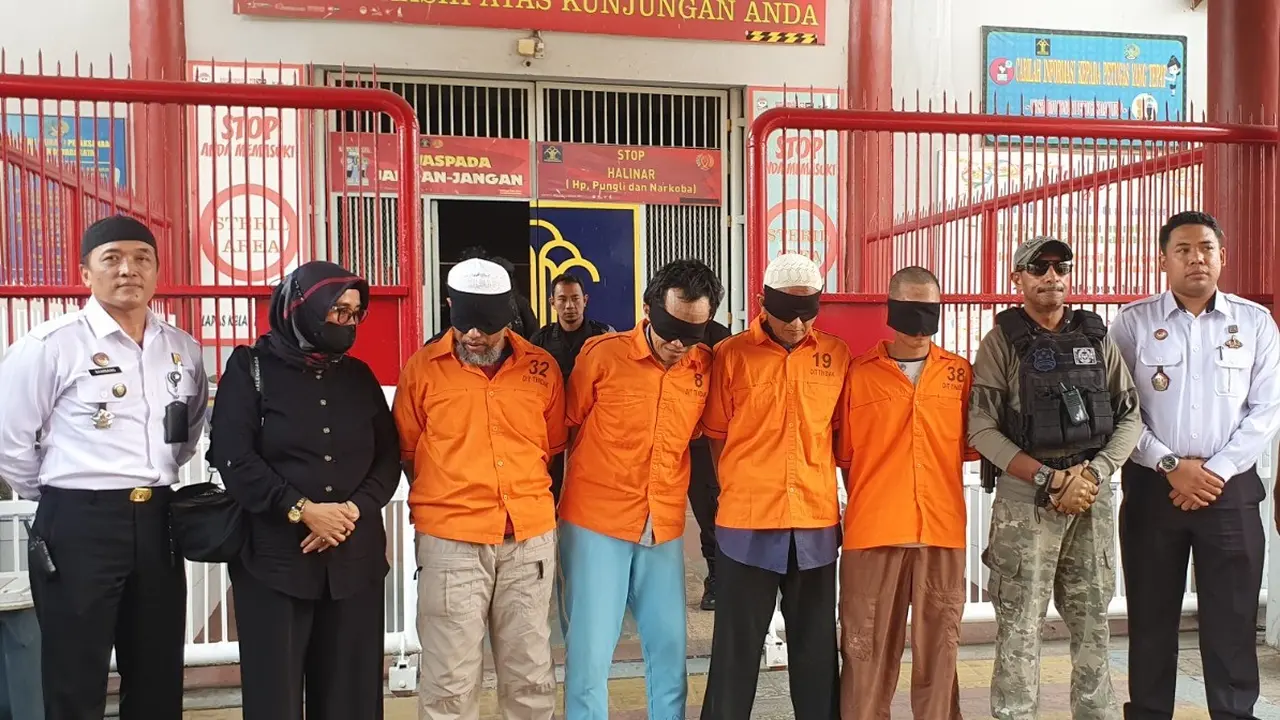 Sejumlah napiter saat diboyong ke Jatim. (Istimewa)
