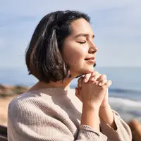 ilustrasi perempuan bersyukur/Krakenimages.com/Shutterstock