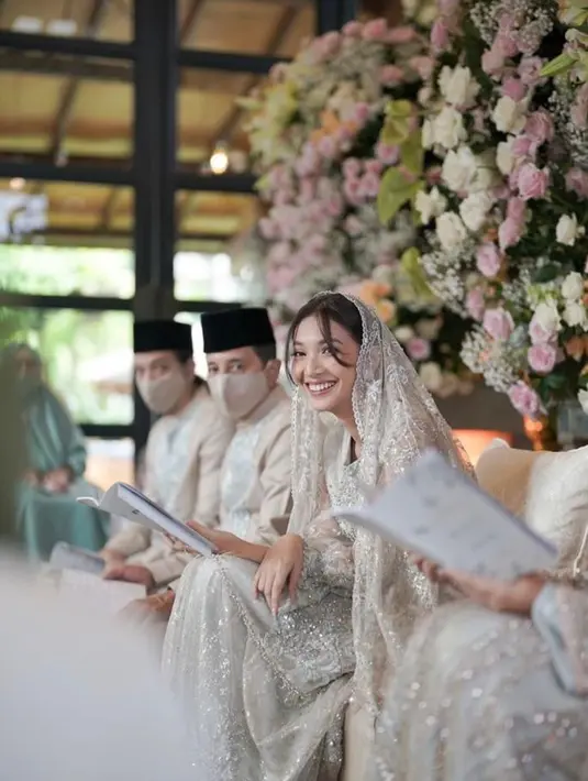 Veil panjang yang disematkan di kepalanya pun membuat penampilannya kian memesona. (Instagram/willymulyadi27).