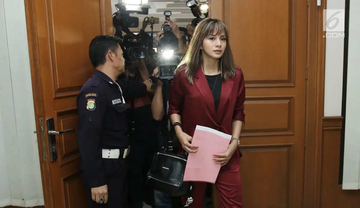 Artis Kirana Larasati didampingi kuasa hukumnya memasuki ruang persidangan di Pengadilan Agama Jakarta Selatan, Kamis (13/7). Tama Gandjar selaku pihak tergugat, tidak terlihat hadir dalam sidang cerai ketiga tersebut. (Liputan6.com/Herman Zakharia)