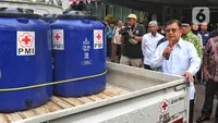 Ketua Umum Palang Merah Indonesia Muhammad Jusuf Kalla memeriksa mobil tangki air bersih di halaman kantor PMI Pusat di Jakarta, Senin (14/8/2023). (Liputan6.com/Angga Yuniar)
