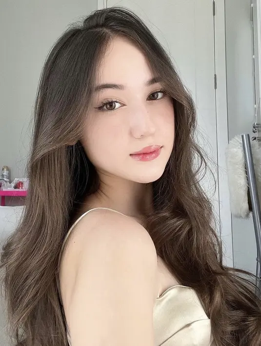 Untuk sehari-hari, dengan rambut panjang wave terurai Laura pun tampil dengan makeup tipis hanya eyeliner wings dan lipstik merah cherry berteksture glossy. @its_lauramoane2