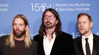 Personel Foo Fighters Taylor Hawkins, Dave Grohl dan Nate Mendel menghadiri The Museum Gala di American Museum of Natural History, New York City, Amerika Serikat, 18 November 2021. Foo Fighters sebetulnya dijadwalkan mentas di Kolombia. (KENA BETANCUR/AFP)