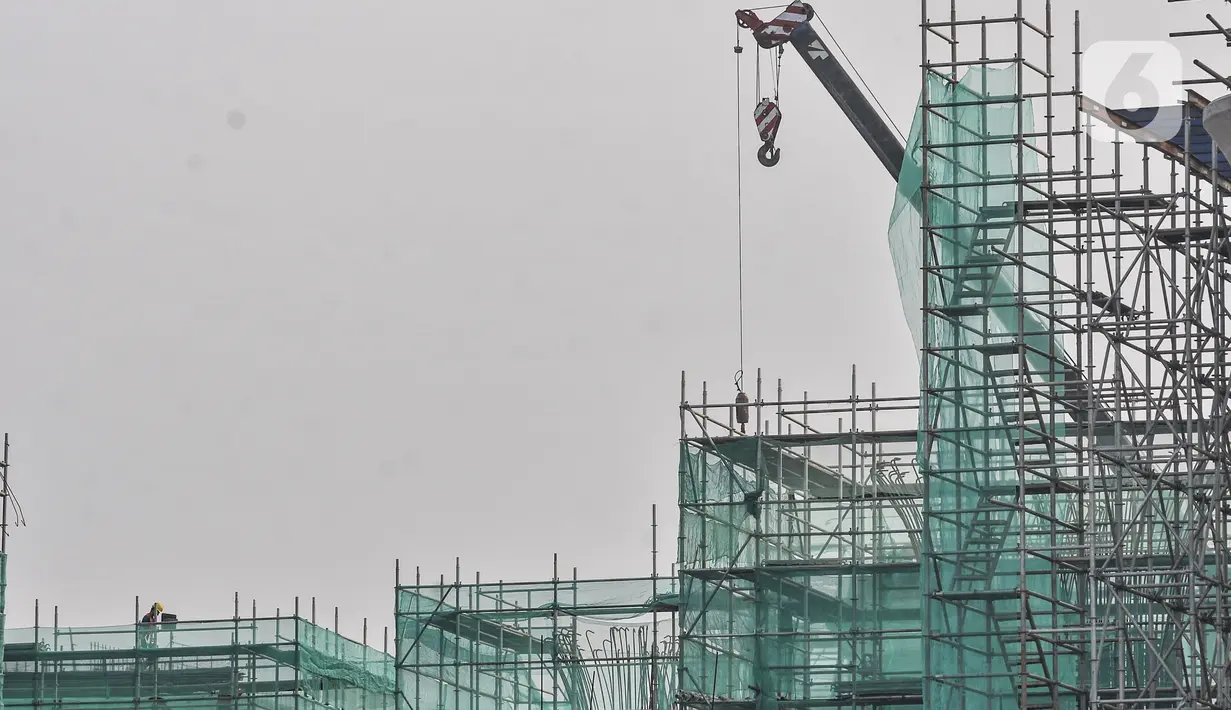 Aktivitas pekerja menyelesaikan proyek pembangunan Kereta Cepat Jakarta-Bandung (KCJB) di kawasan Halim, Makasar, Jakarta, Rabu (2/6/2021). Progres pembangunan konstruksi KCJB telah mencapai 73 persen dan ditargetkan masuk tahap uji coba operasional pada akhir 2022. (merdeka.com/Iqbal S Nugroho)