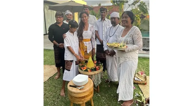 7 Momen Shanty Paredes Jalani Upacara Melaspas untuk Rumah Barunya di Bali