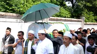Sejumlah kerabat mengangkat jenazah Ketua KPU Husni Kamil Manik menuju masjid untuk disalatkan di Kompleks KPU, Jakarta, Jumat (8/7). Husni Kamil Manik wafat di usia 40 tahun pada Kamis malam (7/7). (Liputan6.com/Helmi Fithriansyah)