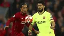 Bek Liverpool, Virgil Van Dijk, berebut bola dengan striker Barcelona, Luis Suarez, pada laga semifinal Liga Champions 2019 di Stadion Anfield, Selasa (7/5). Liverpool menang 4-0 atas Barcelona. (AP/Dave Thompson)