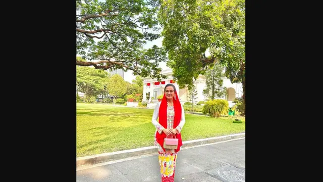 Menteri Keuangan (Menkeu) Sri Mulyani Indrawati nampak menggunakan kebaya putih bunga dan kain motif ondel-ondel saat acara Istana Berkebaya pada Minggu sore 6 Agustus 2023 di Kompleks Istana Merdeka Jakarta.