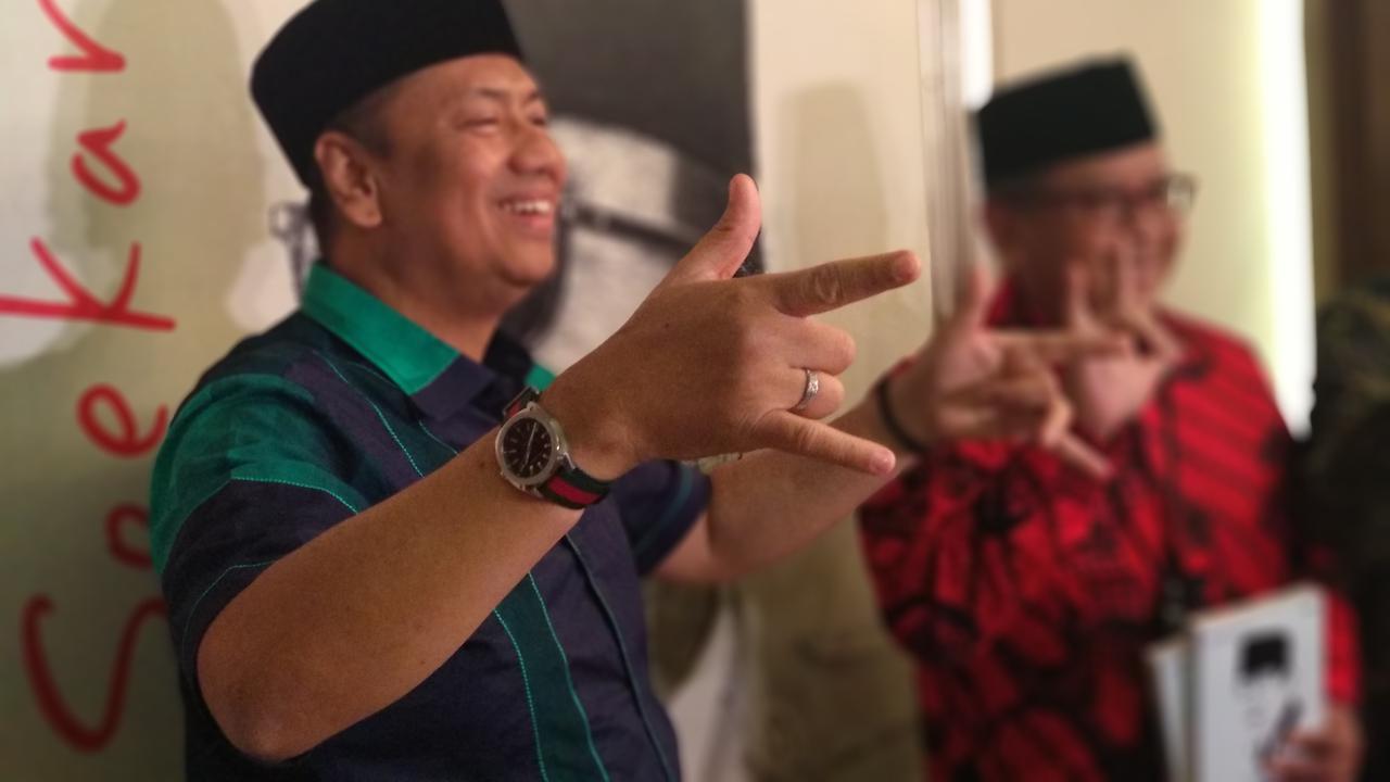 Pengacara Rizieq Shihab, Kapitra Ampera, bersama Sekjen PDIP Hasto Kristiyanto. (Liputan6.com/Putu Merta Surya Putra)
