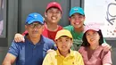 Jarang terlihat bersama keluarga, ternyata Jerome memiliki kedekatan yang cukup erat dengan keluarganya. Hal ini terbukti dari unggahan Jerome yang dibagikan ke akun Instagram pribadinya. Jerome dan keluarga sempat mengenakan pakaian bertema warna-warni. (Liputan6.com/IG/@jeromepolin)