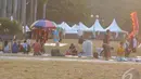 Sebagian pengunjung tak keberatan dengan adanya PKL ini. Tetapi sebagian yang lain menyatakan Monas menjadi kumuh karena banyaknya PKL, Jakarta, Kamis (28/8/2014) (Liputan6.com/Herman Zakharia)