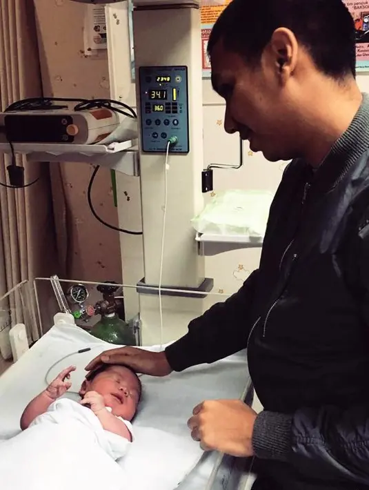 Anak pertama pasangan ini lahir pada 27 September 2016 pukul 23.17 WIB. Beberapa jam setelah melahirkan Dila mengunggah kabar bahagia tersebut melalui akun Instagram. (dok.Instagram)