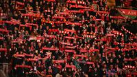 Para penggemar Liverpool bernyanyi menjelang dimulainya pertandingan Liga Inggris antara Liverpool dan Burnley di Anfield, Liverpool, barat laut Inggris pada 17 Januari 2026. (Oli SCARFF/AFP)