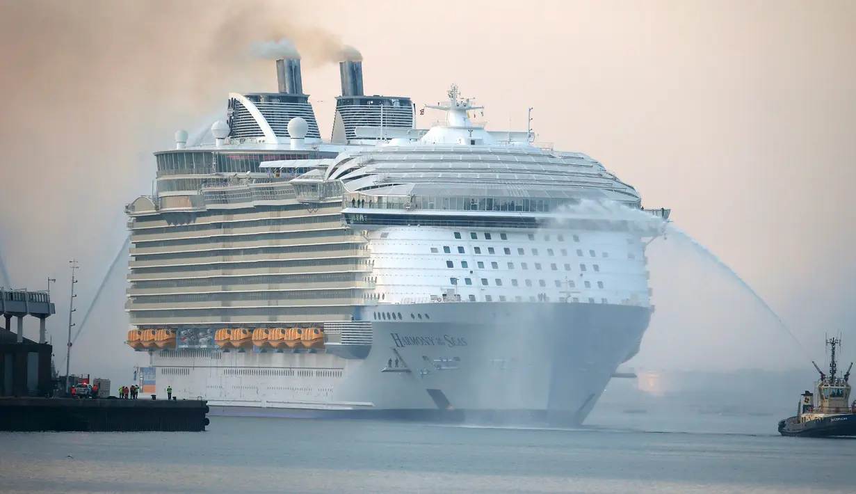 Kapal pesiar terbesar di dunia, Harmony of the Seas saat tiba di pelabuhan untuk melakukan pelayaran mayden di di Southampton , Inggris 17 Mei 2016. Panjang dari kapal ini pun sepanjang 361 meter. (REUTERS / Peter Nicholls)