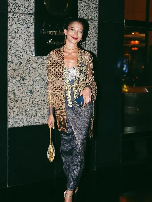 Untuk tampilan kebaya sebagai outer, kamu bisa tiru gaya Putri Marino. Kebaya dari Biyan itu dipadukan dengan korset berwarna biru dan rok batik lilit [@putrimarino]