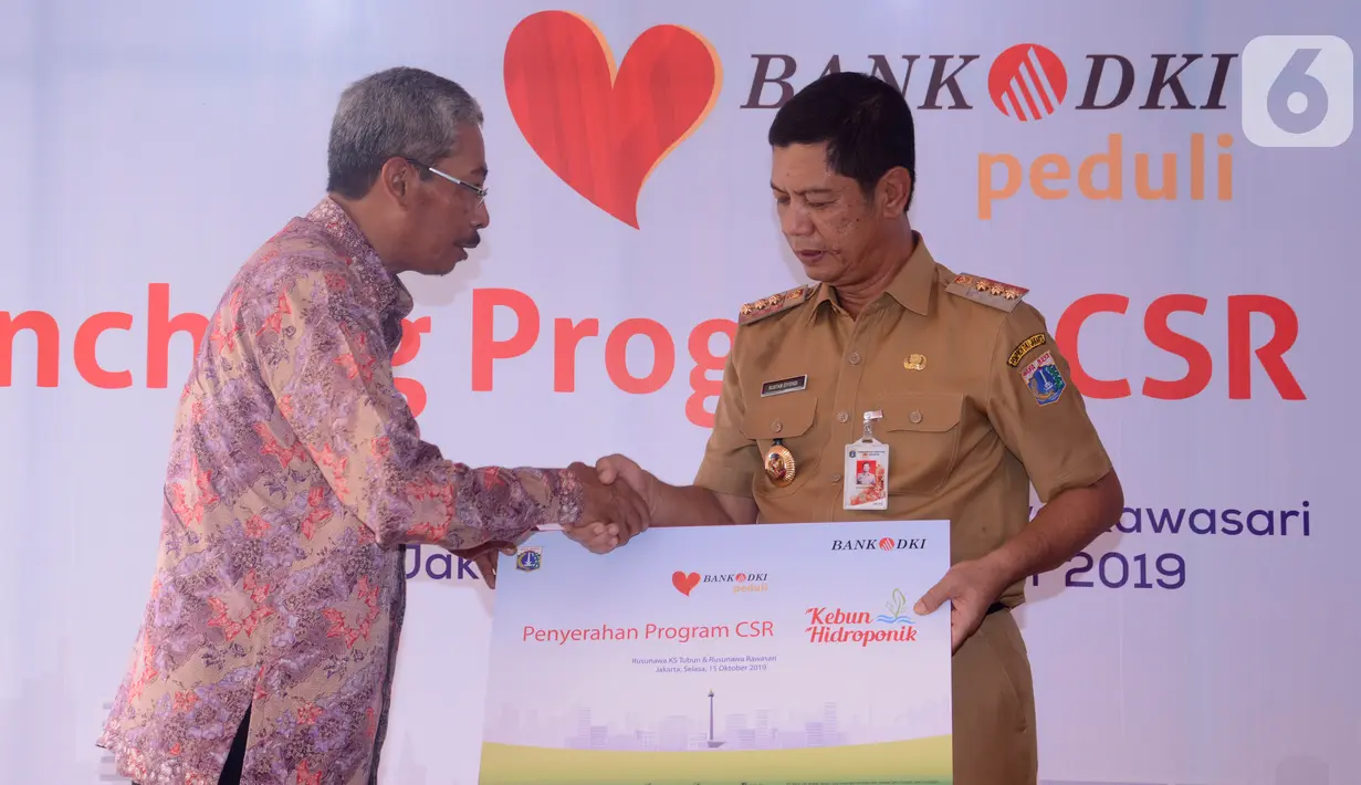 Dirut Bank DKI, Zainuddin Mappa (kiri) menyerahkan program kebun hidroponik Bank DKI kepada Walikota Kota Administrasi Jakarta Barat, Rustam Effendi pada peluncuran program CSR kebun hidroponik Bank DKI di Rusunawa KS. Tubun, Jakarta (15/10/2019). (Liputan6.com/HO/Budi)