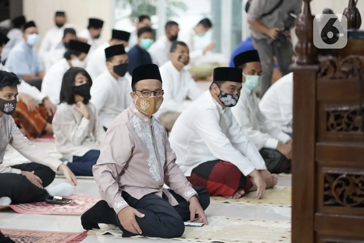 FOTO: Gubernur dan Wakil Gubernur DKI Jakarta Salat Idul Adha di Masjid Balai Kota