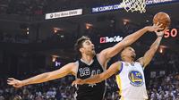 Golden State Warriors guard, Stephen Curry #30 melakukan tembakan saat dihadang San Antonio Spurs center, Pau Gasol #16 pada laga perdana NBA di Oracle Arena, Rabu (26/10/2016) WIB. (Reuters/Kyle Terada-USA TODAY Sports)