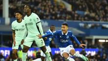 Pemain Everton, Lewis Dobbin, merayakan golnya saat menghadapi Chelsea di Goodison Park dalam lanjutan Premier League 2023/2024, Minggu (10/12/2023). (PETER POWELL / AFP)