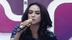 Bebizie membawakan lagu  Basah-Basah dalam acara inBox SCTV (14/01/2015).