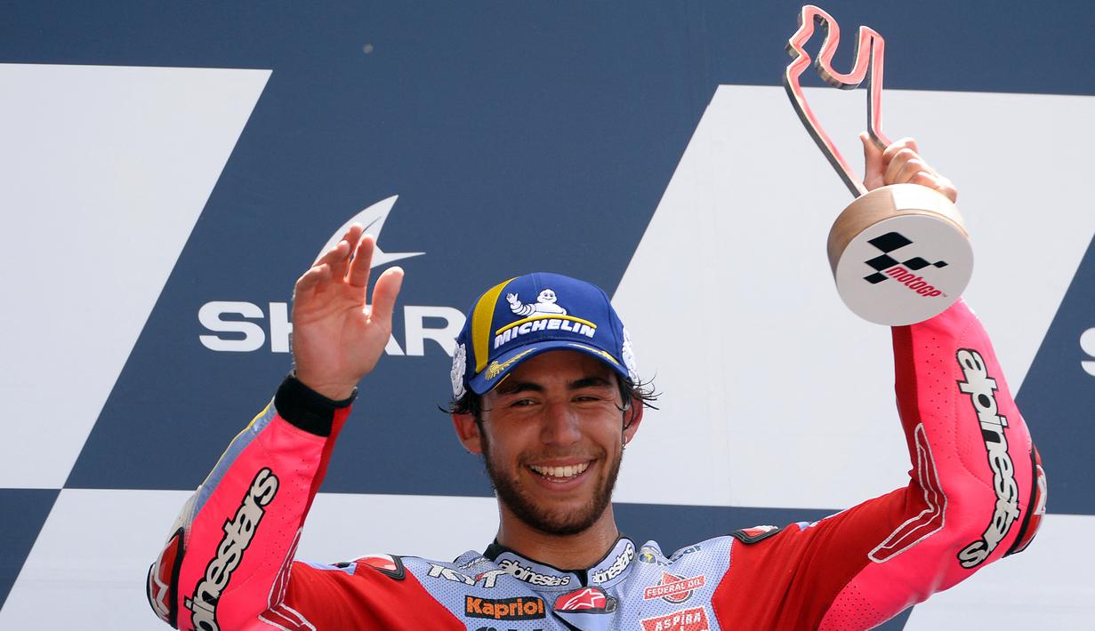 Pembalap Gresini Racing Enea Bastianini merayakan kemenangannya di podium setelah MotoGP Prancis 2022 di Sirkuit Bugatti, Le Mans, Prancis, 15 Mei 2022. Enea Bastianini berhasil menang dramatis di MotoGP Prancis 2022. (JEAN-FRANCOIS MONIER/AFP)
