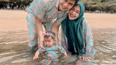 Sejak dini, Ricis memang sudah mengenalkan Moana dengan air. Bahkan saat masih berada di dalam kandungan adik Oki Setiana Dewi ini sering liburan dan berenang di laut. (Liputan6.com/IG/@riaricis1795).