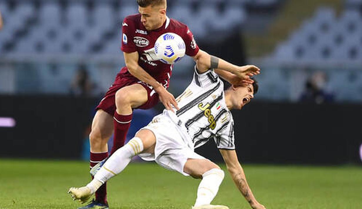 Pemain Torino, Alessandro Buongiorno, berebut bola dengan penyerang Juventus, Alvaro Morata, pada laga Serie A di Stadion Olympic, Turin, Minggu (4/4/2021). Kedua tim bermain imbang 2-2. (Fabio Ferrari/LaPresse via AP)