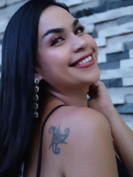 Menurutnya, anak-anak belum bisa menaati protokol kesehatan yang diimbau pemerintah. Sebagai seorang ibu, Melaney mengaku belum berani mengizinkan anaknya untuk kembali ke sekolah. (Instagram/melaney_ricardo)