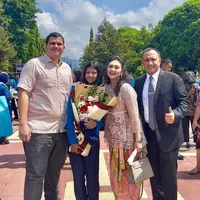 Potret bahagia begitu terpancar dari Bella Shapira di acara wisuda anak sambungnya. Sekedar informasi, Bella menikah dengan Letnan Jenderal TNI Agus Surya Bakti pada tahun 2013 silam. Sejak menjadi seorang istri, Bella langsung menjadi ibu sambung dari Achmad Charliandra dan Diandra Minunet.  [Instagram/bellasaphiraoffiicial]