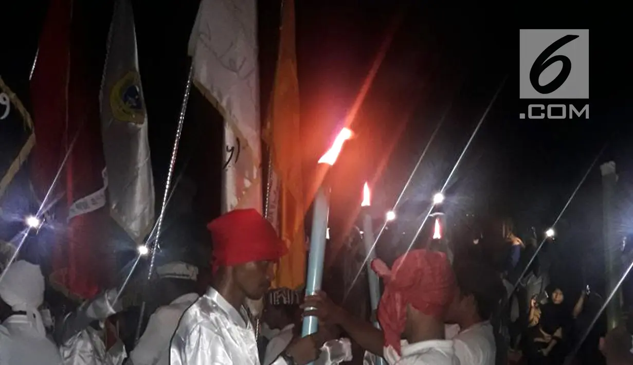 Adat Kesultanan Tidore, Paji Nyili-Nyili dalam perayaan Hari Jadi Tidore (HJT) ke-910 di Maluku Utara, Rabu (11/4). Hari Jadi Tidore (HJT) bersamaan dengan peringatan Festival Tidore 2018. (Liputan6.com/Sardy Marsoaly)