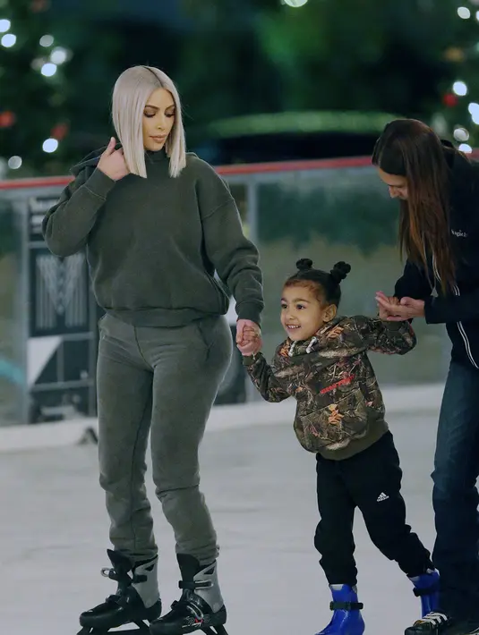 Ia takut ikatan dengan anak ketiganyanya tak akan hadir secara natural. (Brewer - Prahl - Splash News - HollywoodLife)