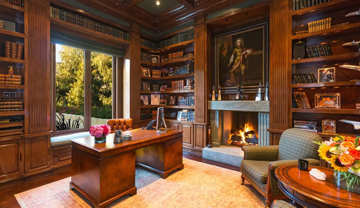 Yolanda Hadid, sang ibu, adalah mantan istri musisi terkenal, David Foster. Rumah ini dibeli saat keduanya masih menjadi suami-istri.(architecturaldigest.com)