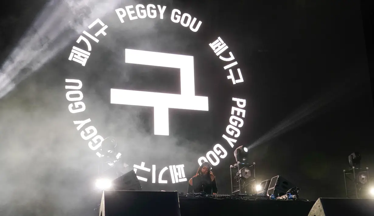 DJ Korea Selatan Peggy Gou tampil di atas panggung Field Day 2022, Victoria Park, London, Inggris, 20 Agustus 2022. Field Day merayakan hari jadinya yang ke-15 dengan kehadiran 50 ribu penggemar musik. (Photo by Alberto Pezzali/Invision/AP)